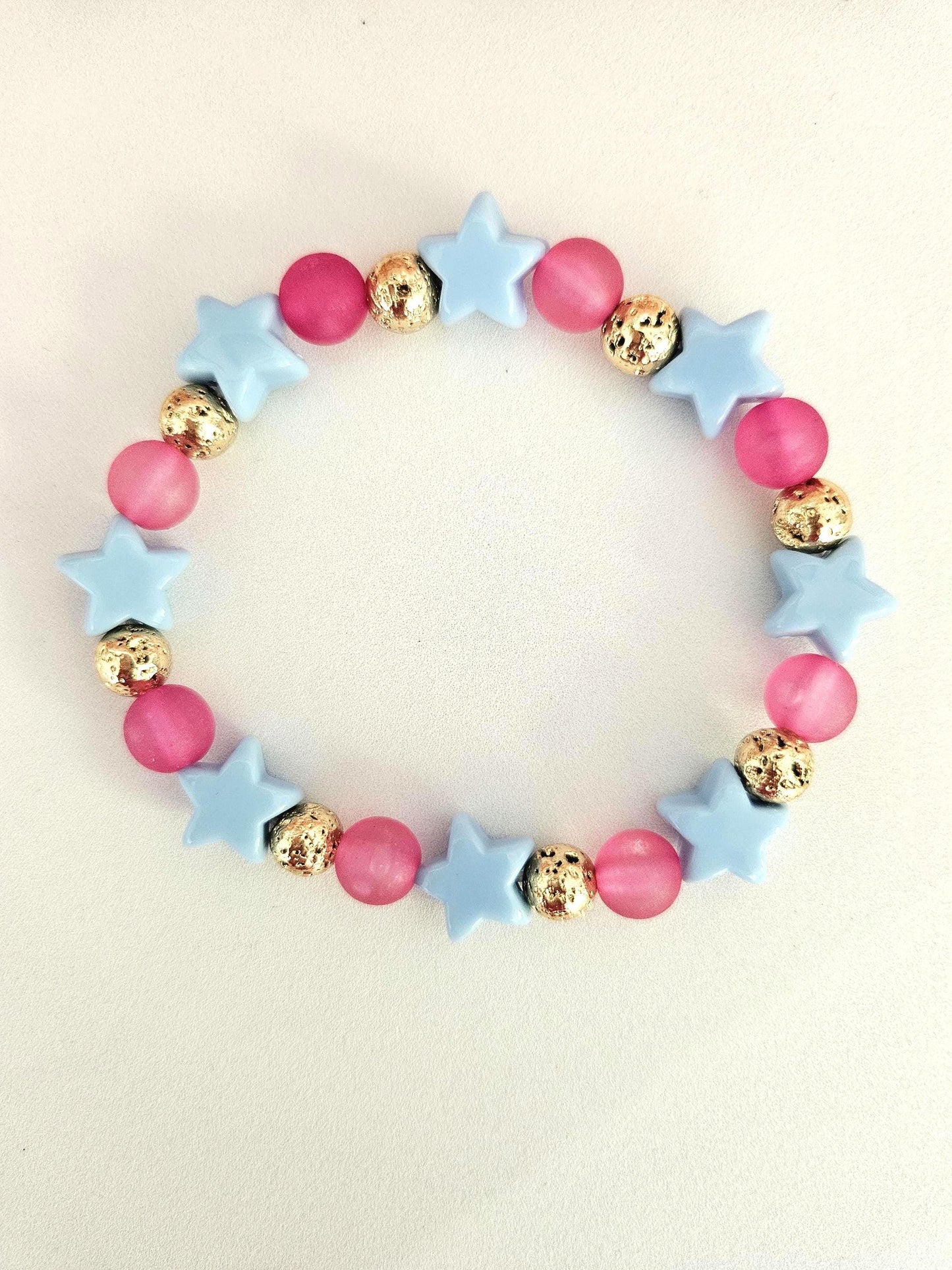 STELLA | Bracelet perles étoiles acrylique et roche volcanique dorée