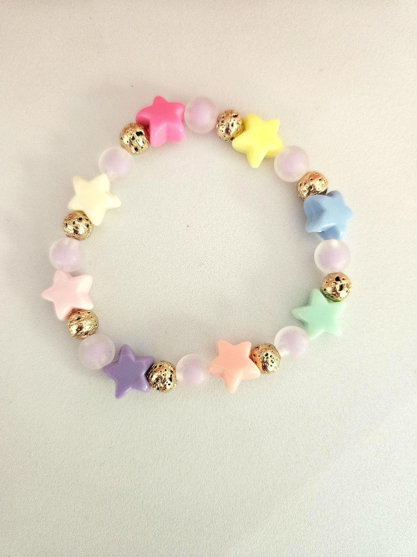 STELLA | Bracelet perles étoiles acrylique et roche volcanique dorée
