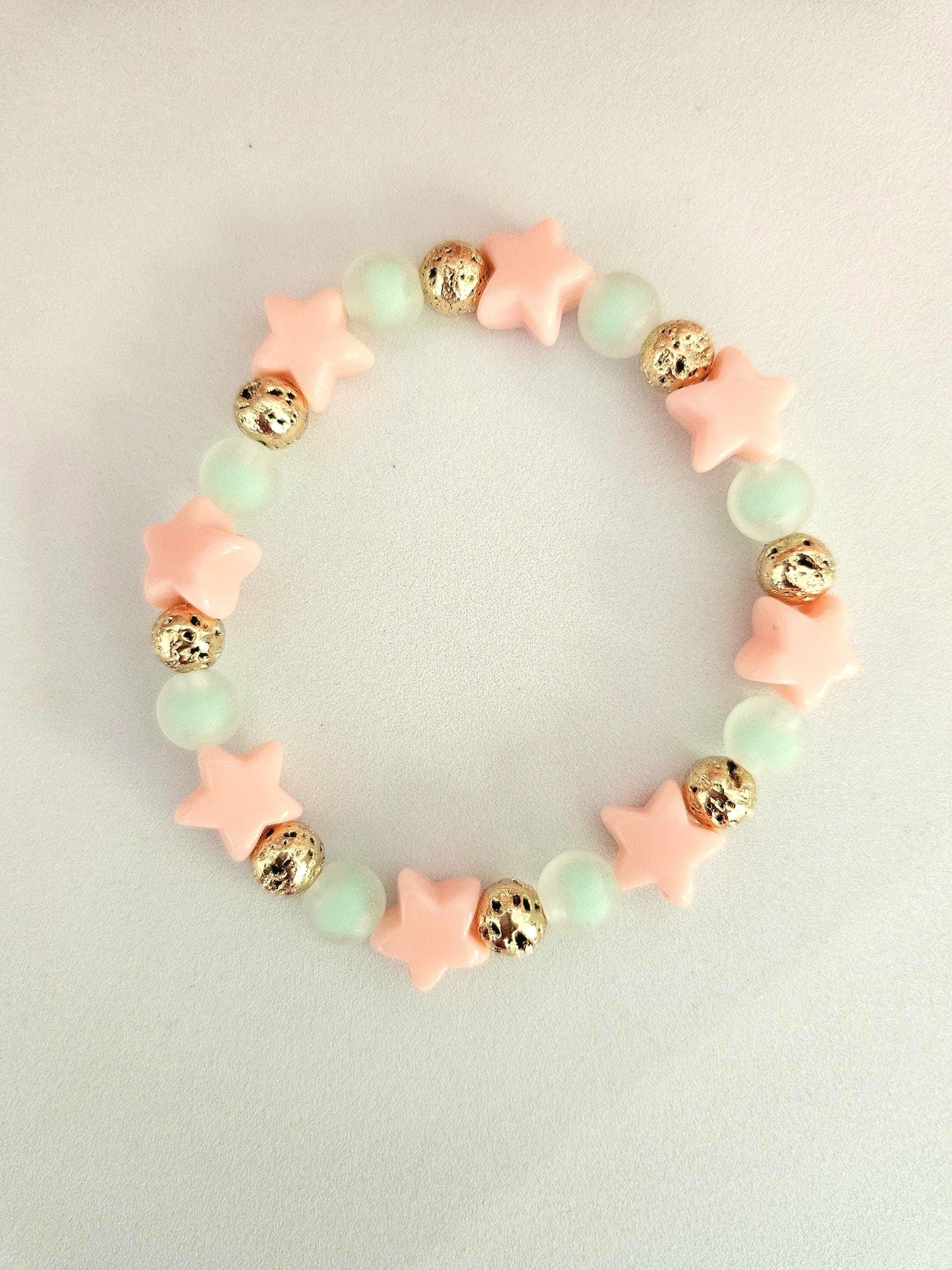 STELLA | Bracelet perles étoiles acrylique et roche volcanique dorée