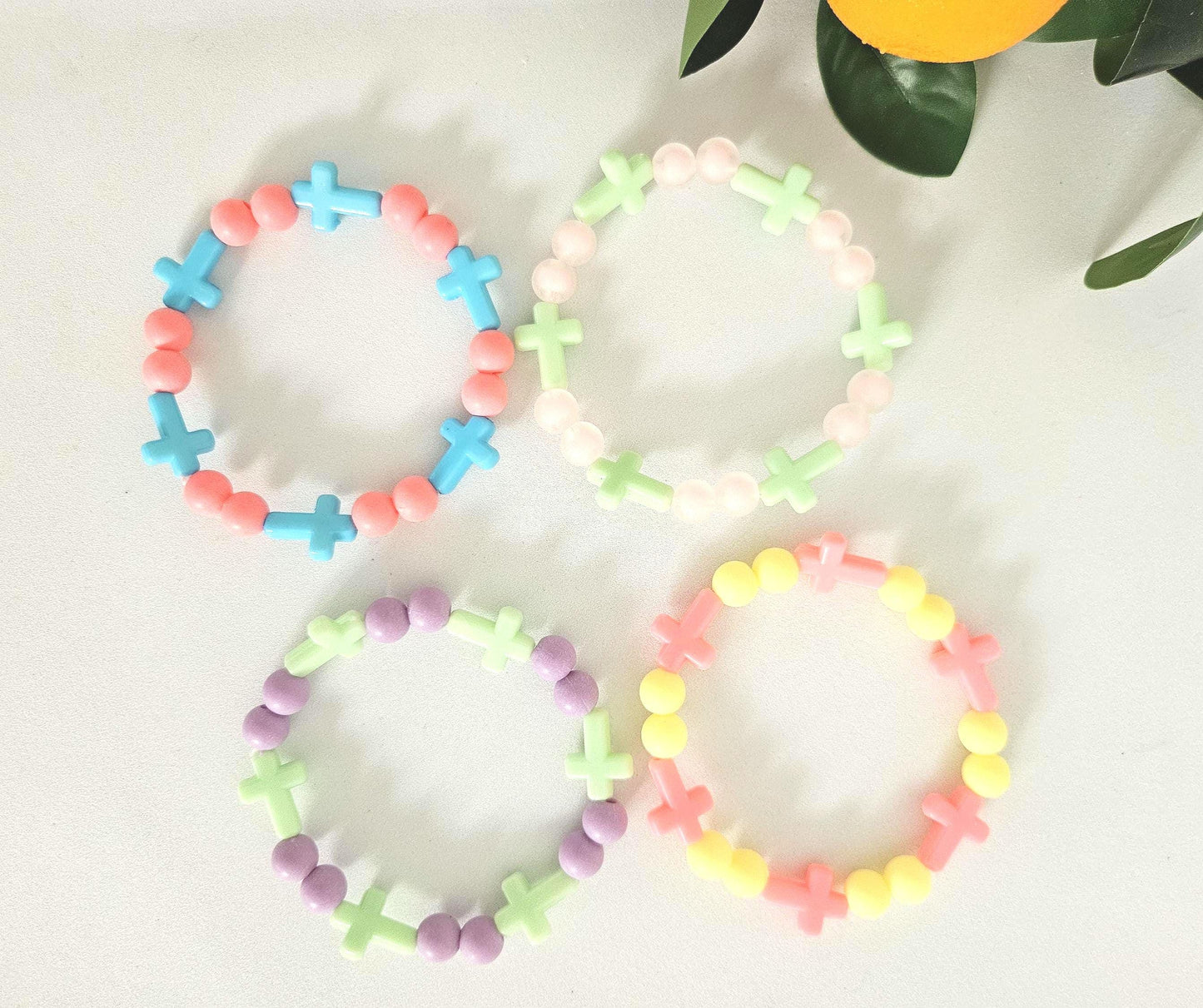 MARIA | Bracelet perles croix et rondes en acrylique