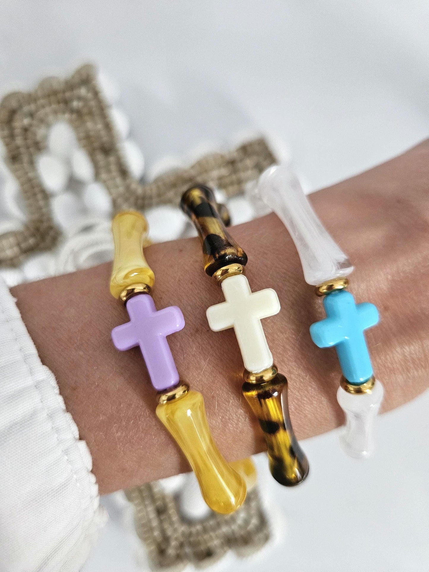 ALMA croix | Bracelet jonc perles tubes octogonales acrylique et laiton | Multicolore