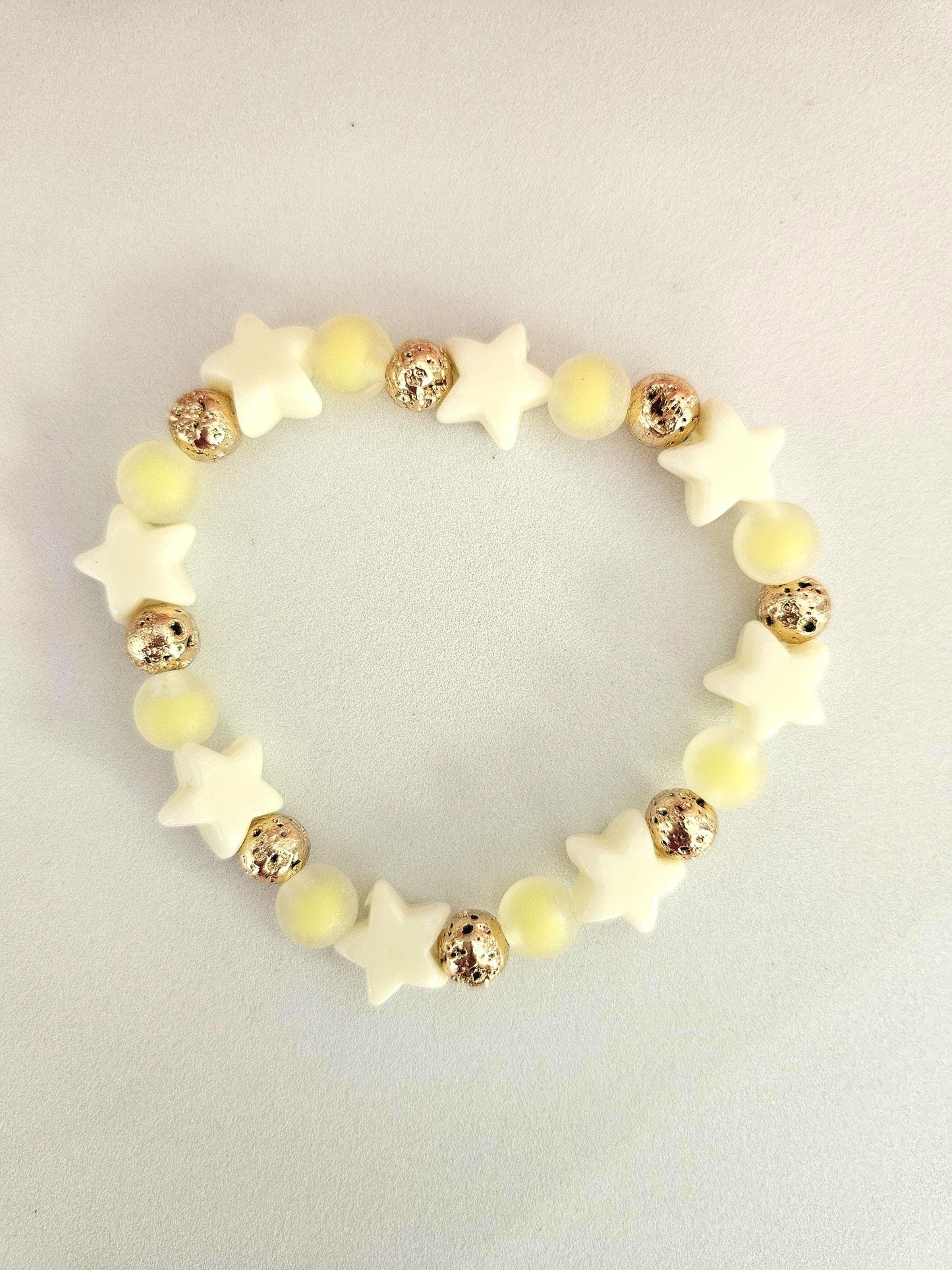 STELLA | Bracelet perles étoiles acrylique et roche volcanique dorée