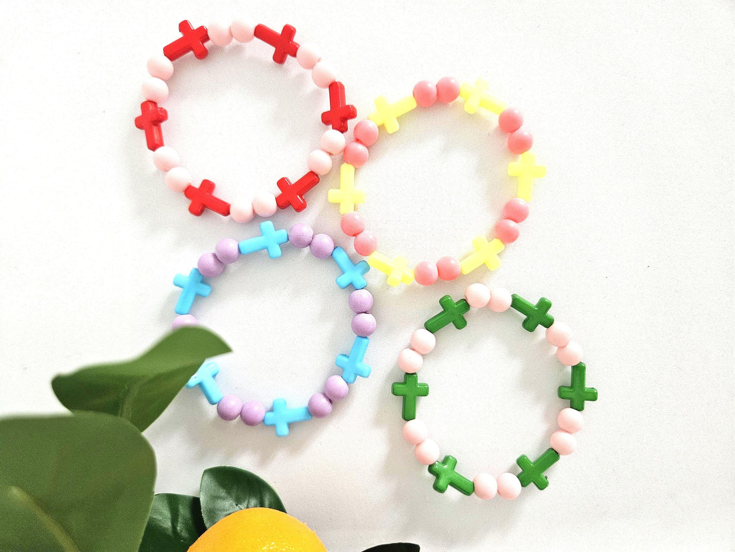 MARIA | Bracelet perles croix et rondes en acrylique