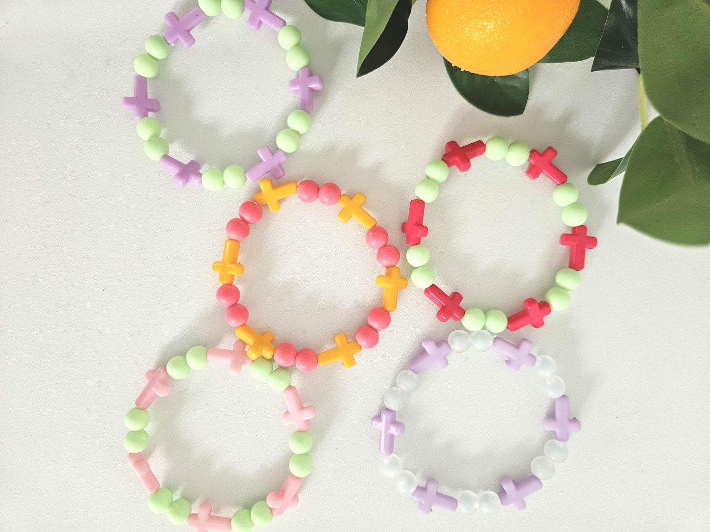MARIA | Bracelet perles croix et rondes en acrylique