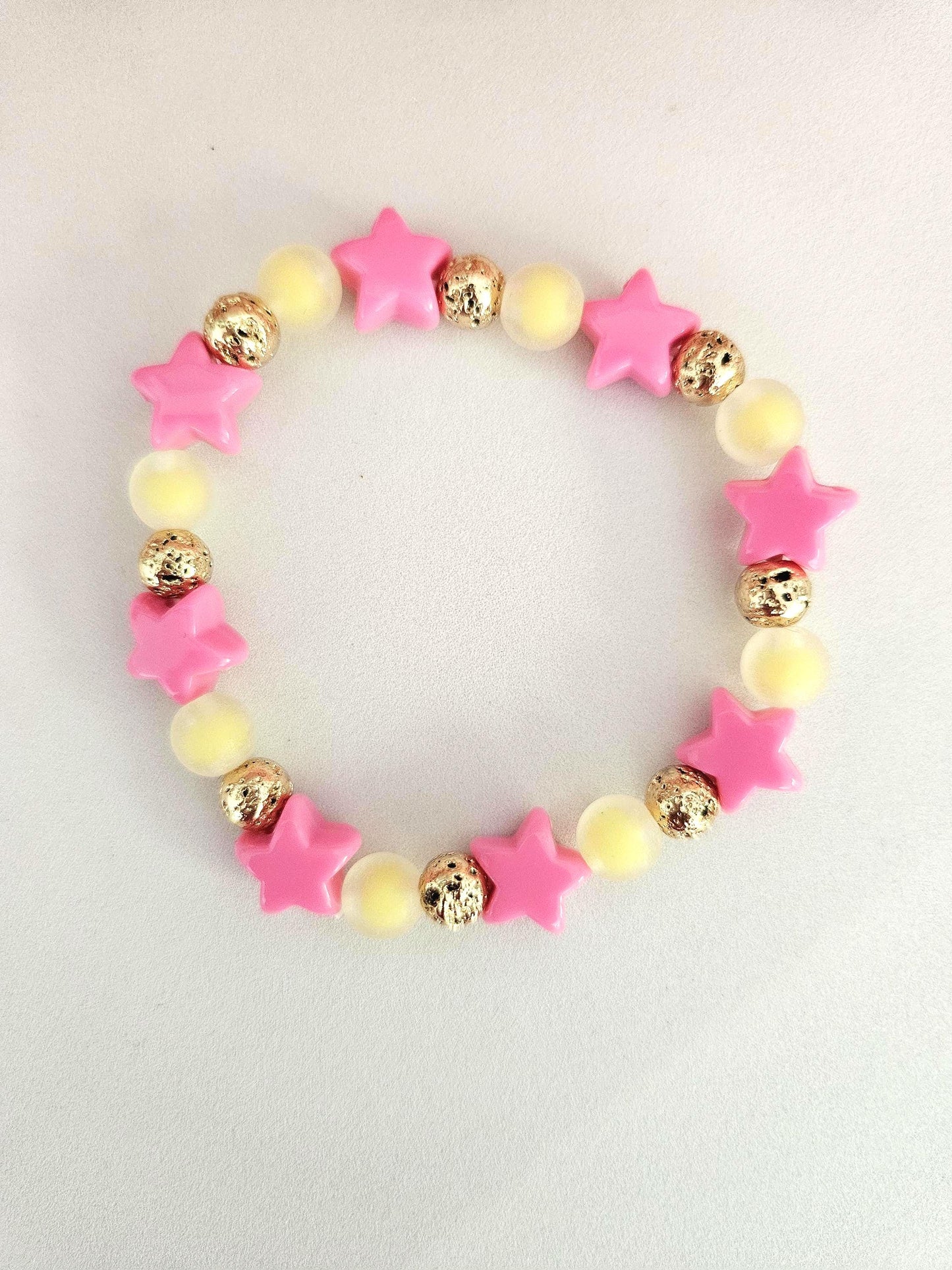 STELLA | Bracelet perles étoiles acrylique et roche volcanique dorée