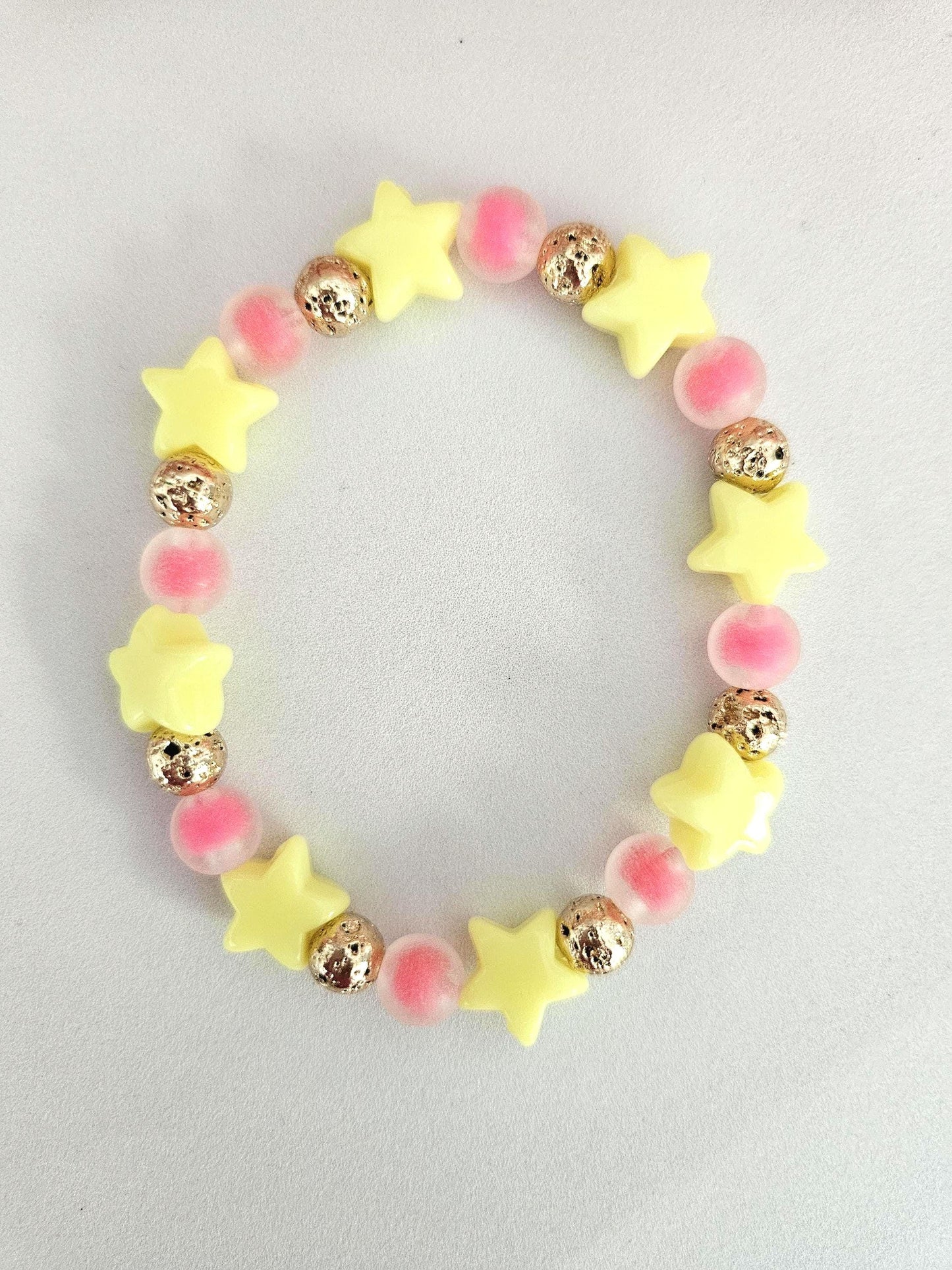 STELLA | Bracelet perles étoiles acrylique et roche volcanique dorée